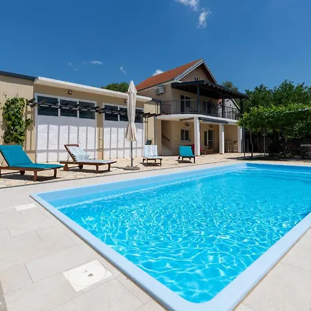 3 Bedroom Cozy In Obrovac