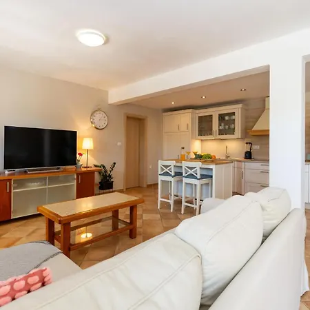3 Bedroom Cozy In Obrovac
