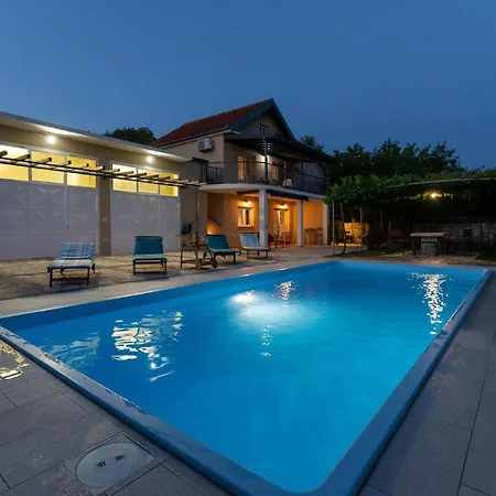 3 Bedroom Cozy In Obrovac