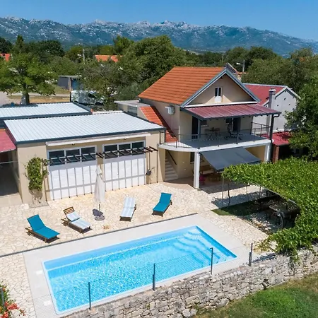 3 Bedroom Cozy In Obrovac
